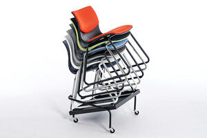 Mit dem Stuhltransportwagen lassen sich die Stühle einfach transportieren